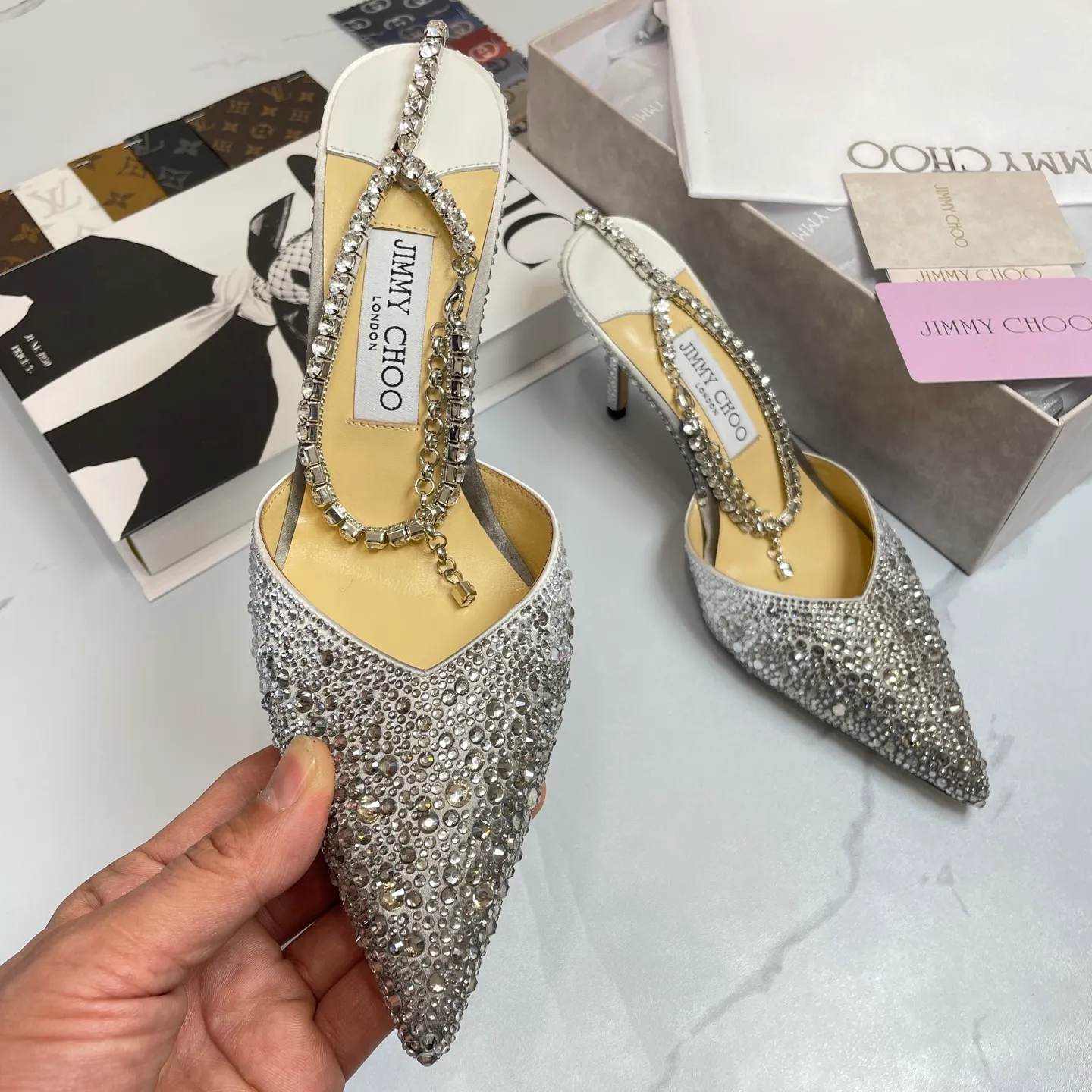 👟👟Ex-factory price 680👟👟 Jimmy Choo/Jimmy Choo classic diamond chain pointed toe crystal high-heeled sandals. Excellent crystal shoes, so beautiful that you can't take your eyes away. The shape of the shoes is very delicate, not too narrow and long. The internal space is sufficient, allowing the toes to relax enough. The rhinestones outline a charming arc on the instep, which is simply beautiful. It has a 360-degree surrounding fairy atmosphere, gorgeous but not exaggerated! ! The fabric is made of imported silk, with imported sheepskin lining. Customized A-grade Italian genuine leather sole. Heel height: 6.5 or 8.5. Size: 35-40 (41, 42, 43 customized, non-refundable)